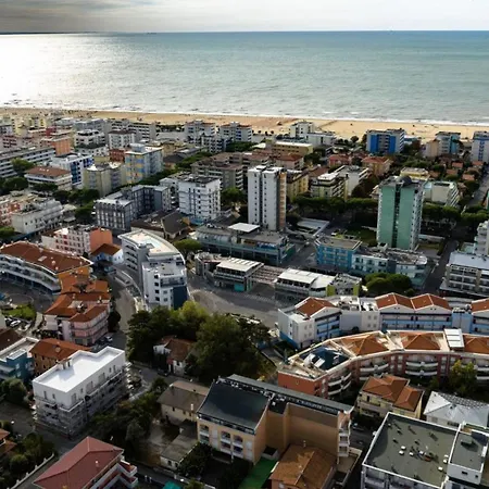 Flat With Parking Only 100m From The 아파트 *